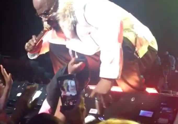 Lucky Fan Grabs R. Kelly's Junk During Concert! | Hollywood Street King