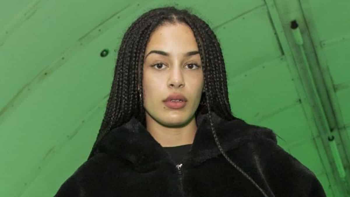 Джорджа смит. Jorja Smith Drake. Jorja Smith 3018. Jorja Smith Selphie. Jorja Smith белые волосы.